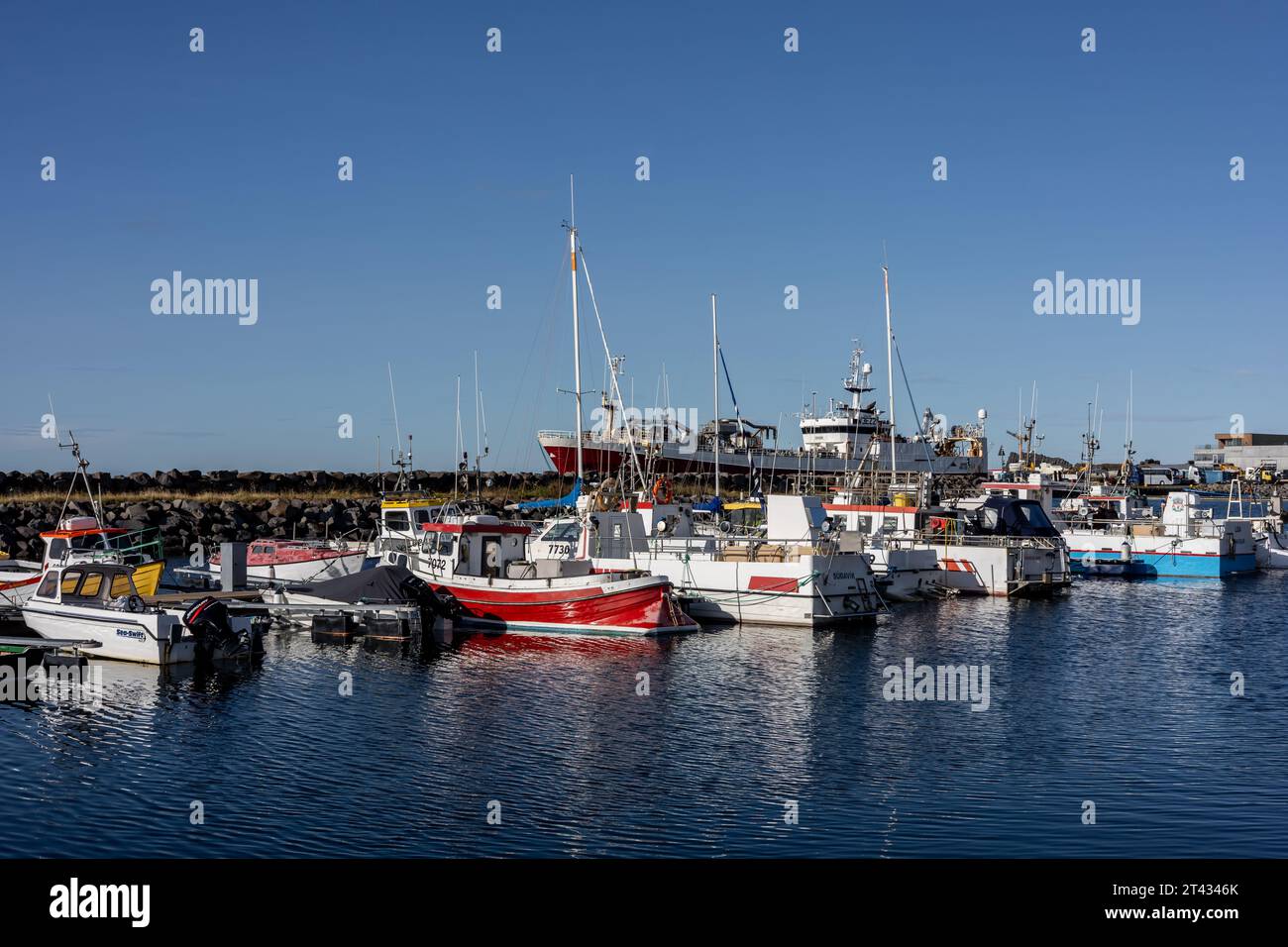 Reykjavik, Islande - 25 septembre 2023 : bateaux de pêche colorés et voiliers amarrés dans le port de Karsnes, Kopavogur. Banque D'Images