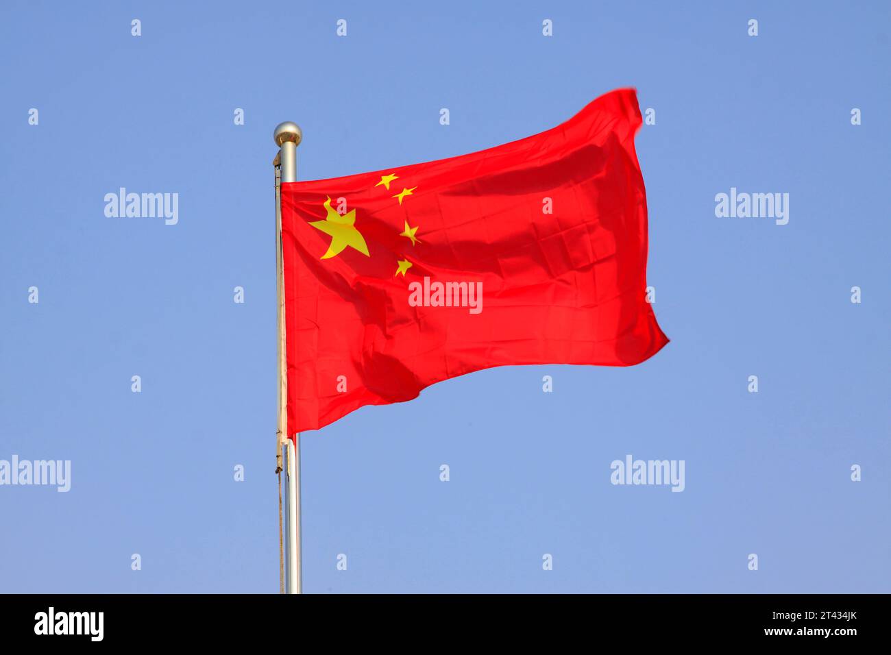 Drapeau de la République de Chine, agitant dans le ciel bleu. Banque D'Images