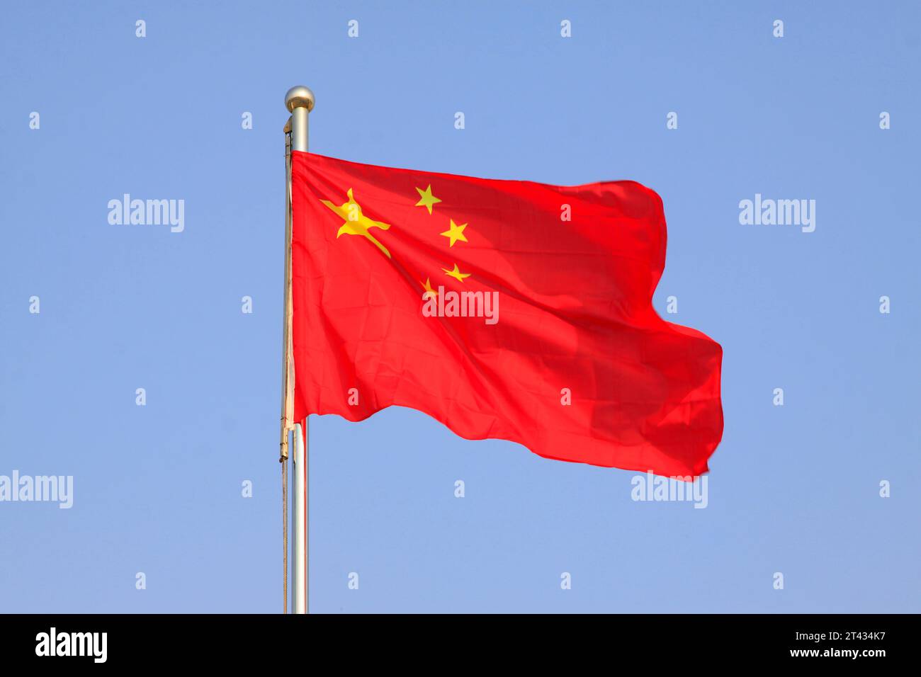 Drapeau de la République de Chine, agitant dans le ciel bleu. Banque D'Images