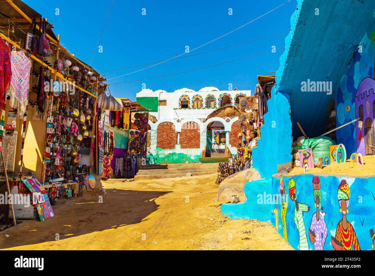 Souvenirs au marché dans le célèbre village nubien. Assouan, Égypte – 17 octobre 2023 Banque D'Images