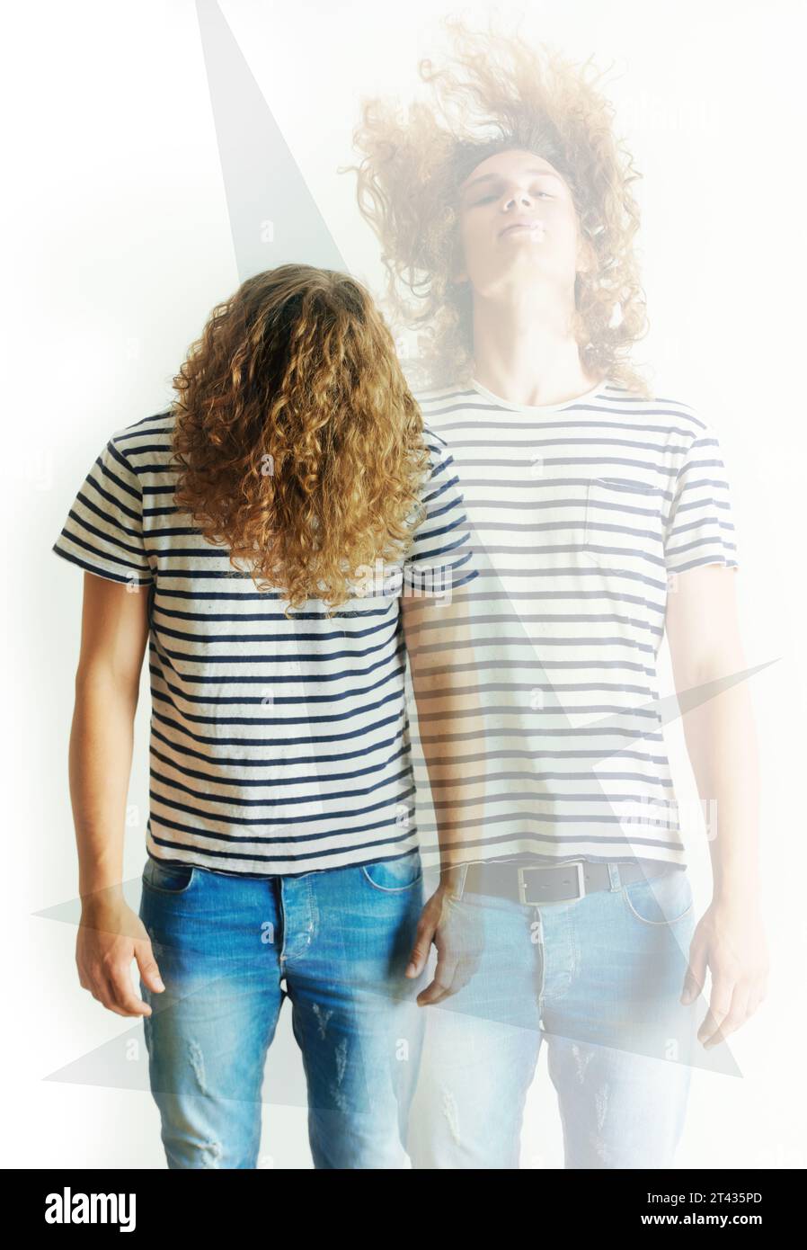 Mode, double exposition ou homme aux cheveux longs avec jeans, vêtements hipster, style punk en studio. Superposition créative, esthétique avant-gardiste ou jeune homme Banque D'Images