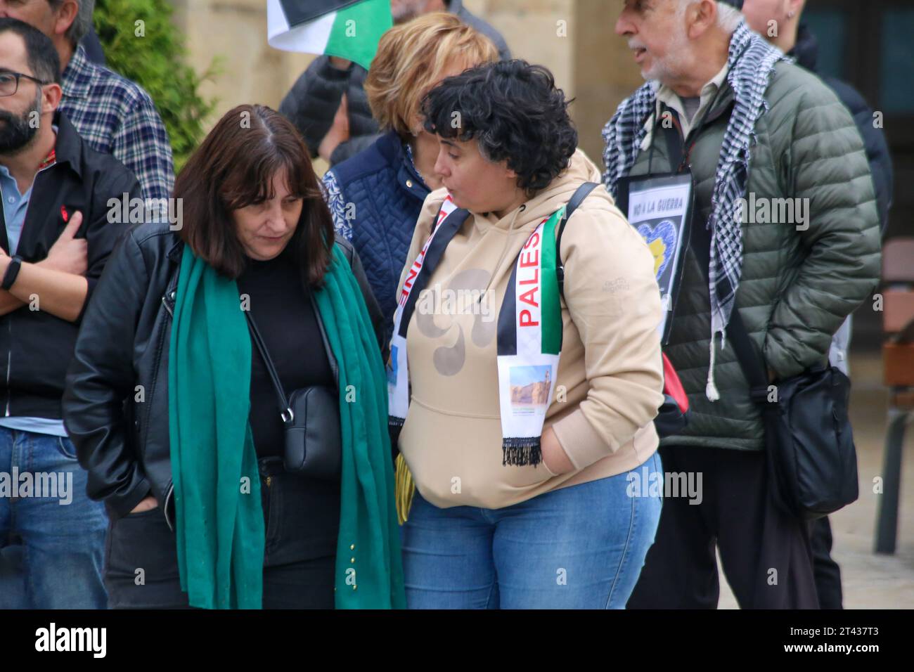 Aviles, Espagne, 28 octobre 2023 : une fille avec une écharpe palestinienne (R) discute à côté d'une autre pendant le rassemblement de soutien à la Palestine, fin du génocide, fin de l'occupation, le 28 octobre 2023, à Aviles, Espagne. Crédit : Alberto Brevers / Alamy Live News. Banque D'Images