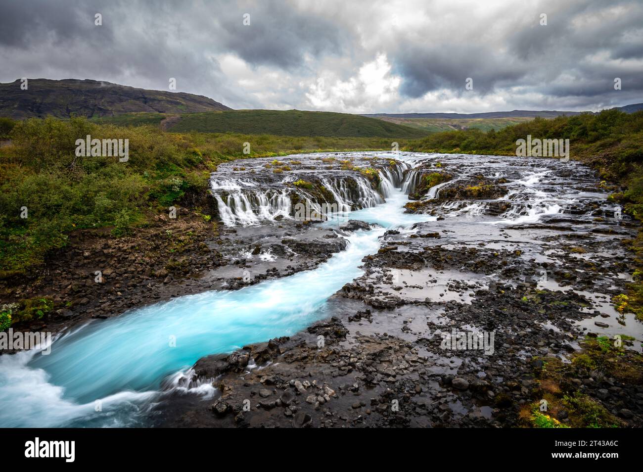 La cascade Bruarfoss en Islande par temps nuageux Banque D'Images