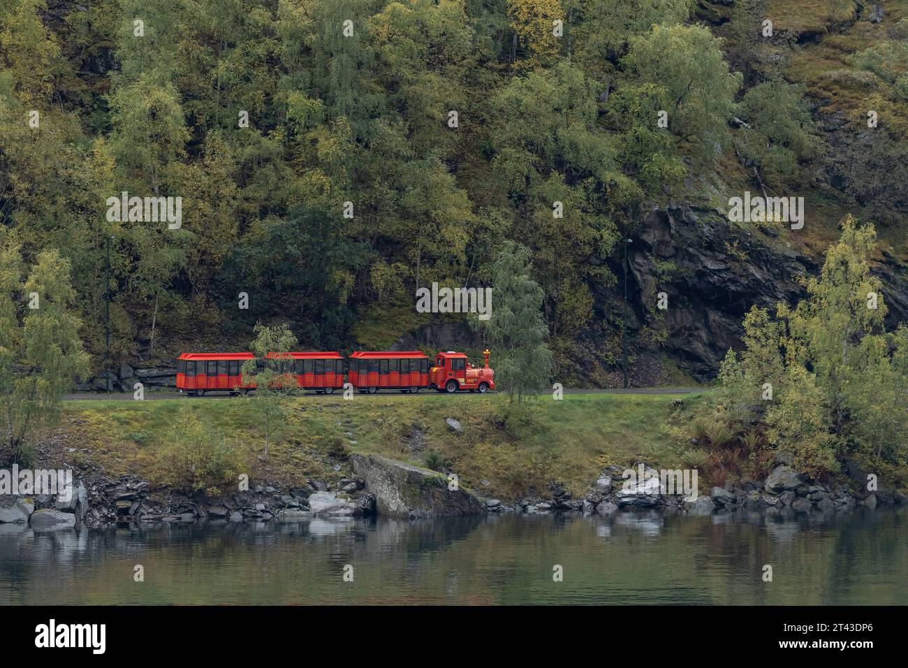 vue d'un train de vacances le long du fjord Banque D'Images vue d'un train de vacances le long du fjord Banque D'Images