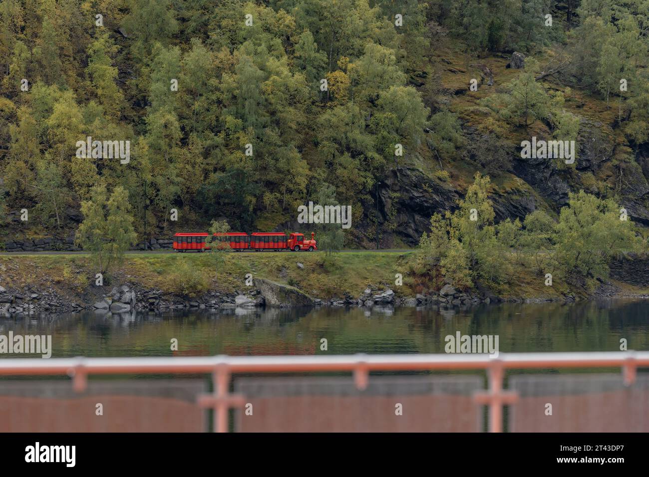 vue d'un train de vacances le long du fjord Banque D'Images vue d'un train de vacances le long du fjord Banque D'Images