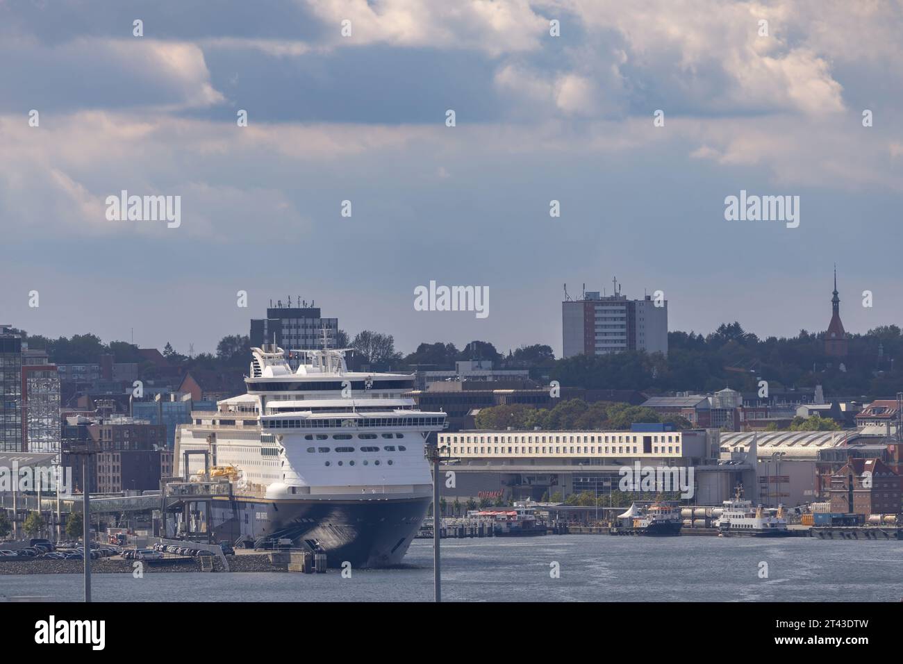 Bateau de croisière dans le port de Kiel Banque D'Images