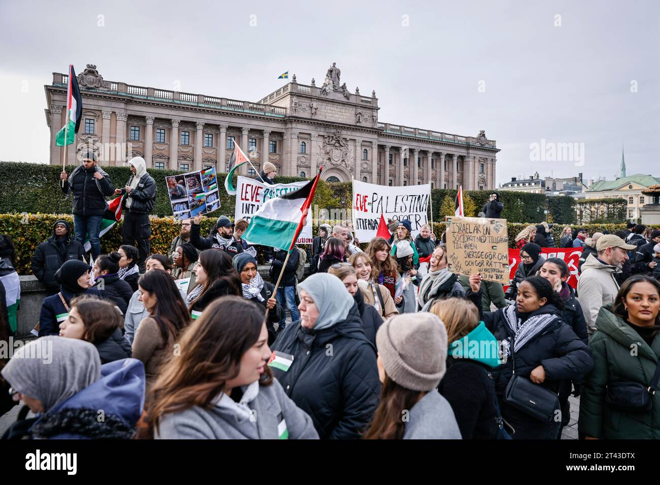 Stockholm, Suède. 28 octobre 2023. STOCKHOLM 20231028Les gens se rassemblent devant le bâtiment du Parlement dans le centre de Stockholm alors que le groupe de travail palestinien pour le centre de la Suède organise une manifestation contre la violence à Gaza le 28 octobre 2023. Photo : Caisa Rasmussen/TT/code 12150 crédit : TT News Agency/Alamy Live News Banque D'Images