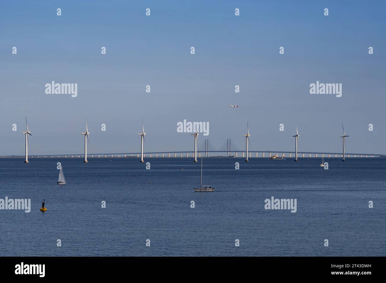 Moulins à vent dans la mer baltique en face du pont Öresund Banque D'Images