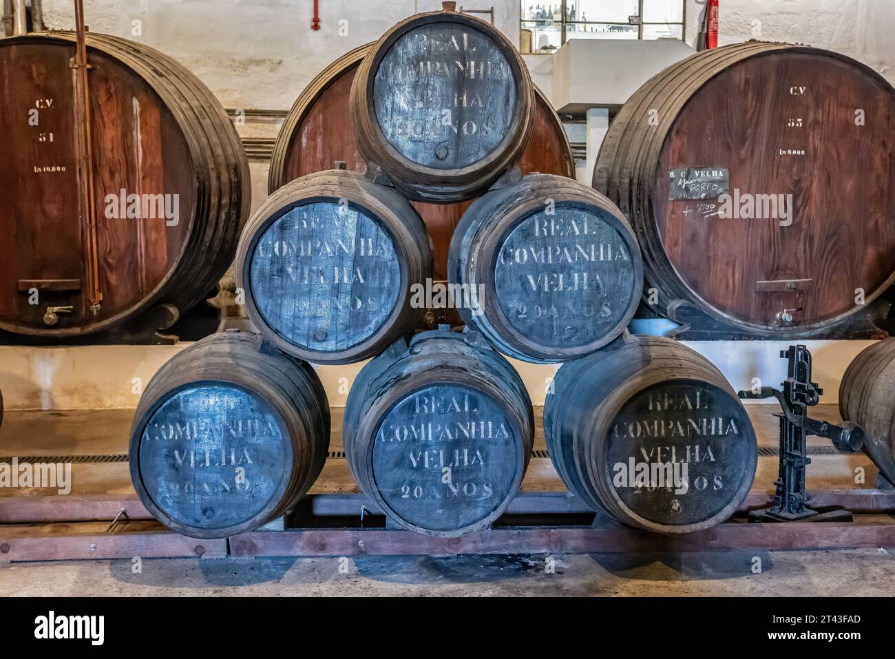 Gros plan de fûts de chêne de vin de Porto vieilli 20 ans à l'intérieur de la cave de la société Real Companhia Velha, Porto, Portugal, le 14 octobre 2023 Banque D'Images