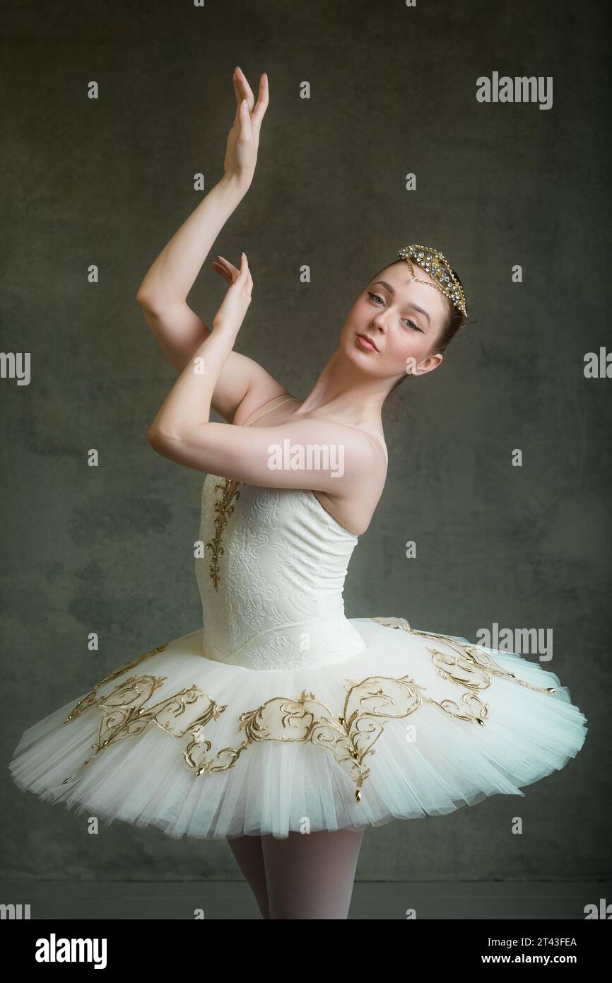 Danseuse de ballet en tutu blanc et or et tiare Banque D'Images