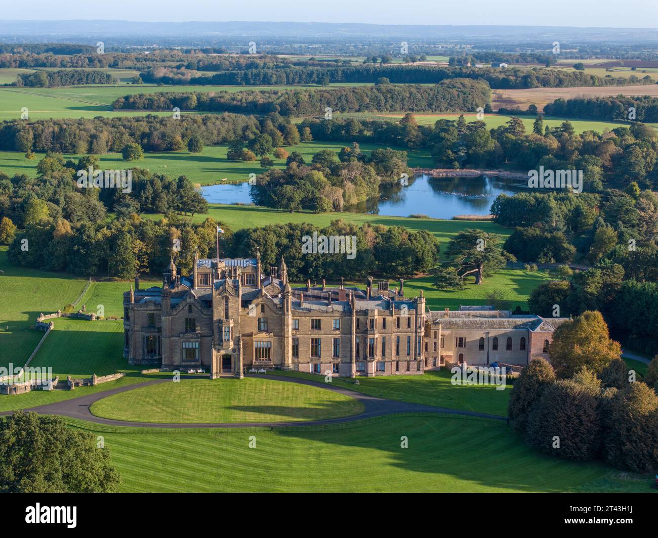 Allerton Castle North Yorkshire. Maison seigneuriale et château gothique près de York, Leeds et harrogate. Vue aérienne montrant le domaine et la campagne. Banque D'Images