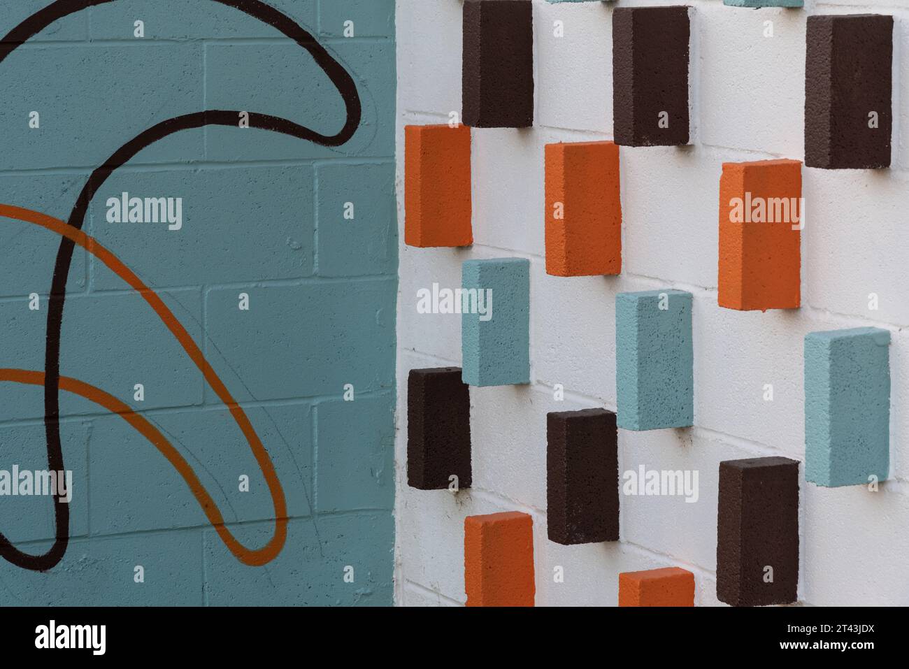 Gros plan du mur extérieur du Motel Safari avec des couleurs turquoise, orange et marron à Tucumcari, Quay County, Nouveau-Mexique, États-Unis. Banque D'Images