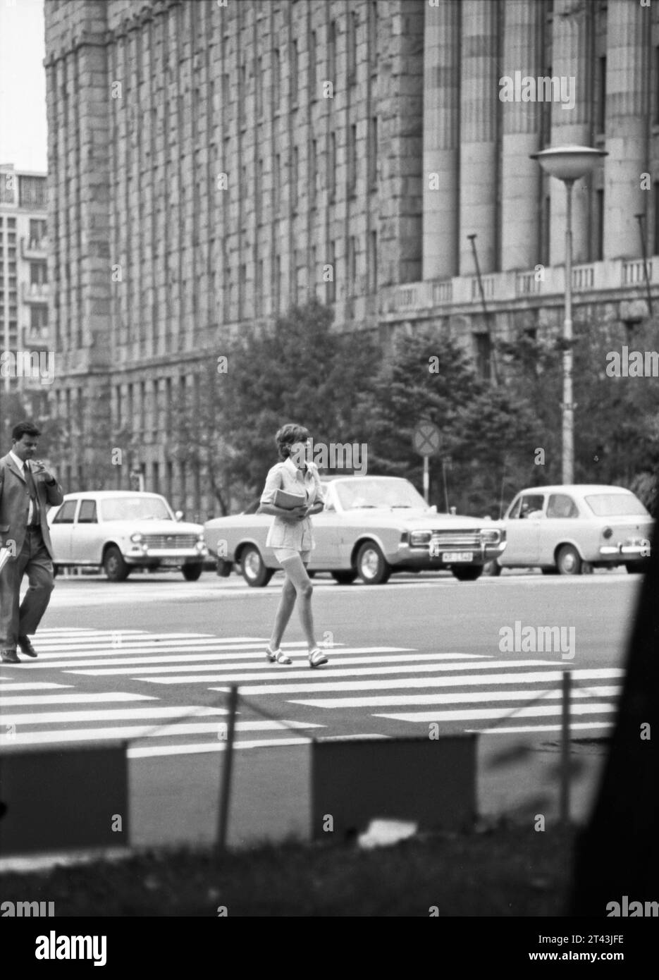 Une jeune femme marchant dans la rue, Belgrade, Yougoslavie, 1971 Banque D'Images