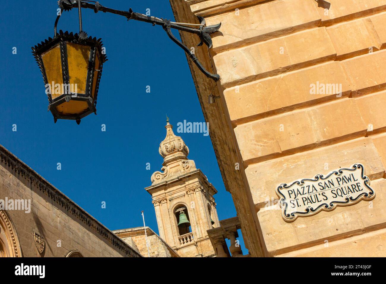 Une lampe et un panneau sur la place Saint-Paul, Mdina, Malte Banque D'Images