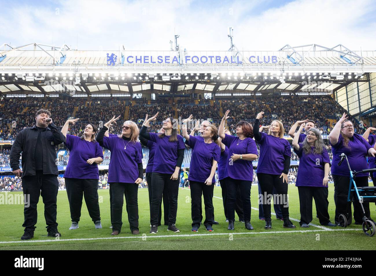 USAGE ÉDITORIAL UNIQUEMENT les choeurs sourds et signataires, Unify et Hands 4 Voices interprètent Blue is the Colour avec le chanteur James Vickery pendant la mi-temps à Chelsea vs Brentford à Stamford Bridge dans le cadre de la campagne « Sign with Fingers Big & Small » de Cadbury Fingers et de la National Deaf Children's Society. Date de la photo : Samedi 28 octobre 2023. Banque D'Images