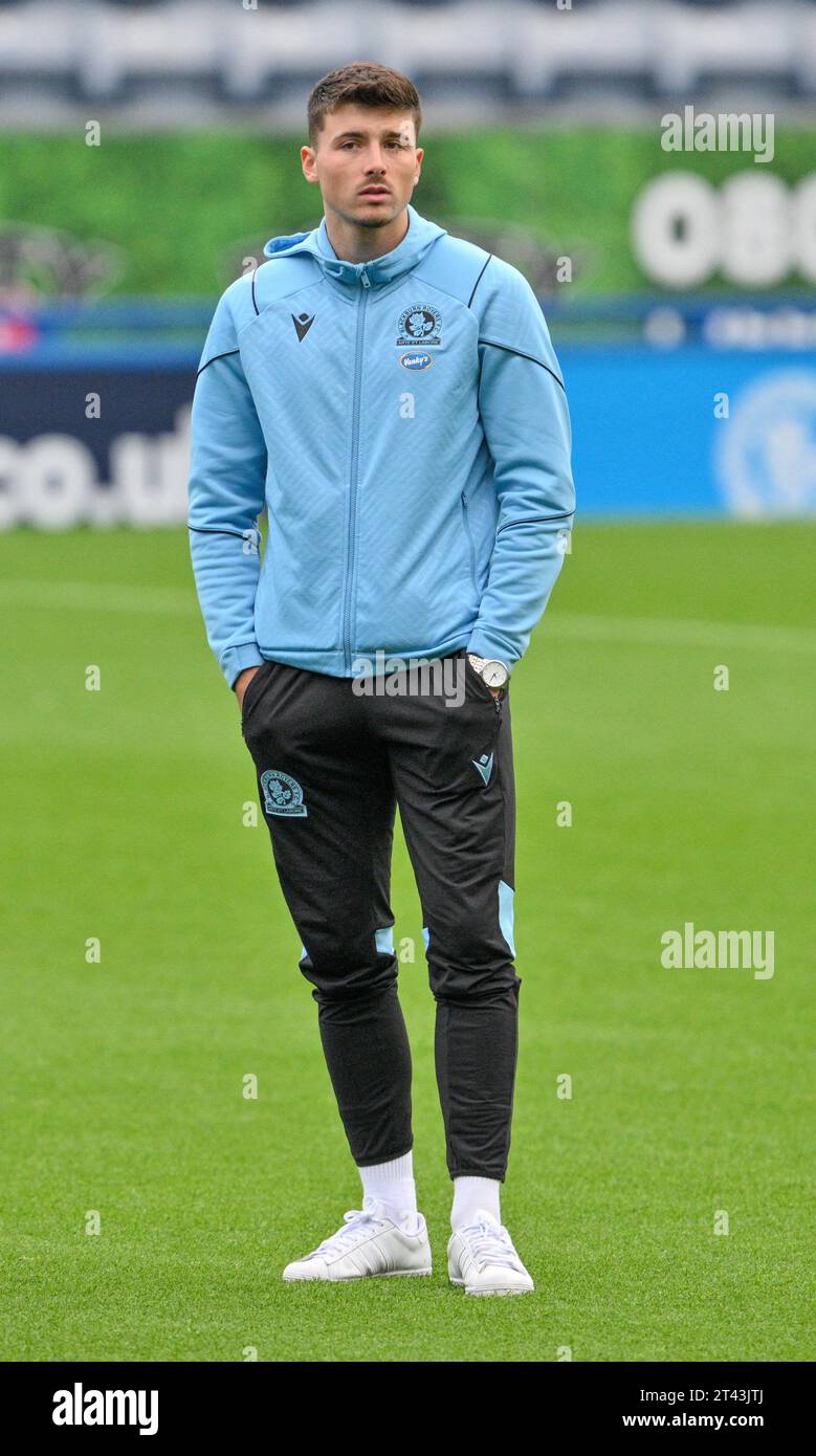 Harry Pickering 3# du Blackburn Rovers football Club inspecte le terrain avant le match, lors du Sky Bet Championship Match Blackburn Rovers vs Swansea City à Ewood Park, Blackburn, Royaume-Uni, le 28 octobre 2023 (photo de Cody Froggatt/News Images) Banque D'Images