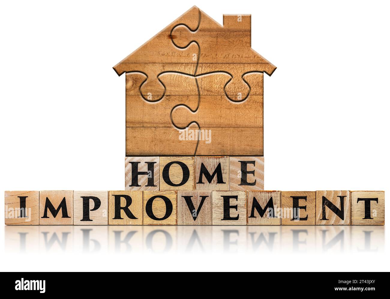 Concept d'amélioration de l'habitat. Pièces de puzzle en bois formant une forme de maison, au-dessus d'un bloc en bois avec le texte amélioration de l'habitat, isolé sur fond blanc Banque D'Images