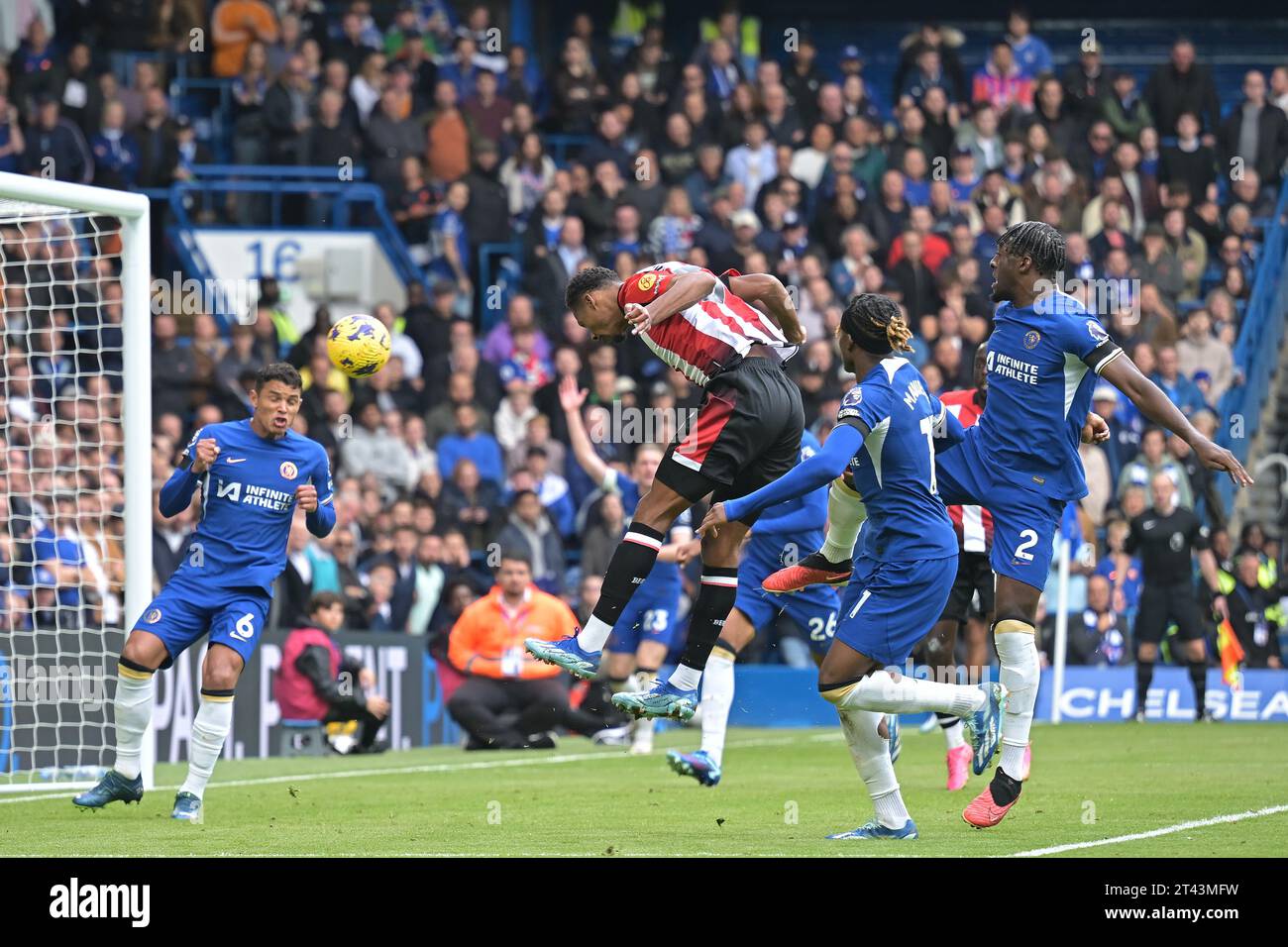 Londres, Royaume-Uni. 28 octobre 2023. LE BUT Ethan Pinnock du Brentford FC ouvre le score lors du match Chelsea vs Brentford Premier League à Stamford Bridge London Credit : MARTIN DALTON/Alamy Live News Banque D'Images