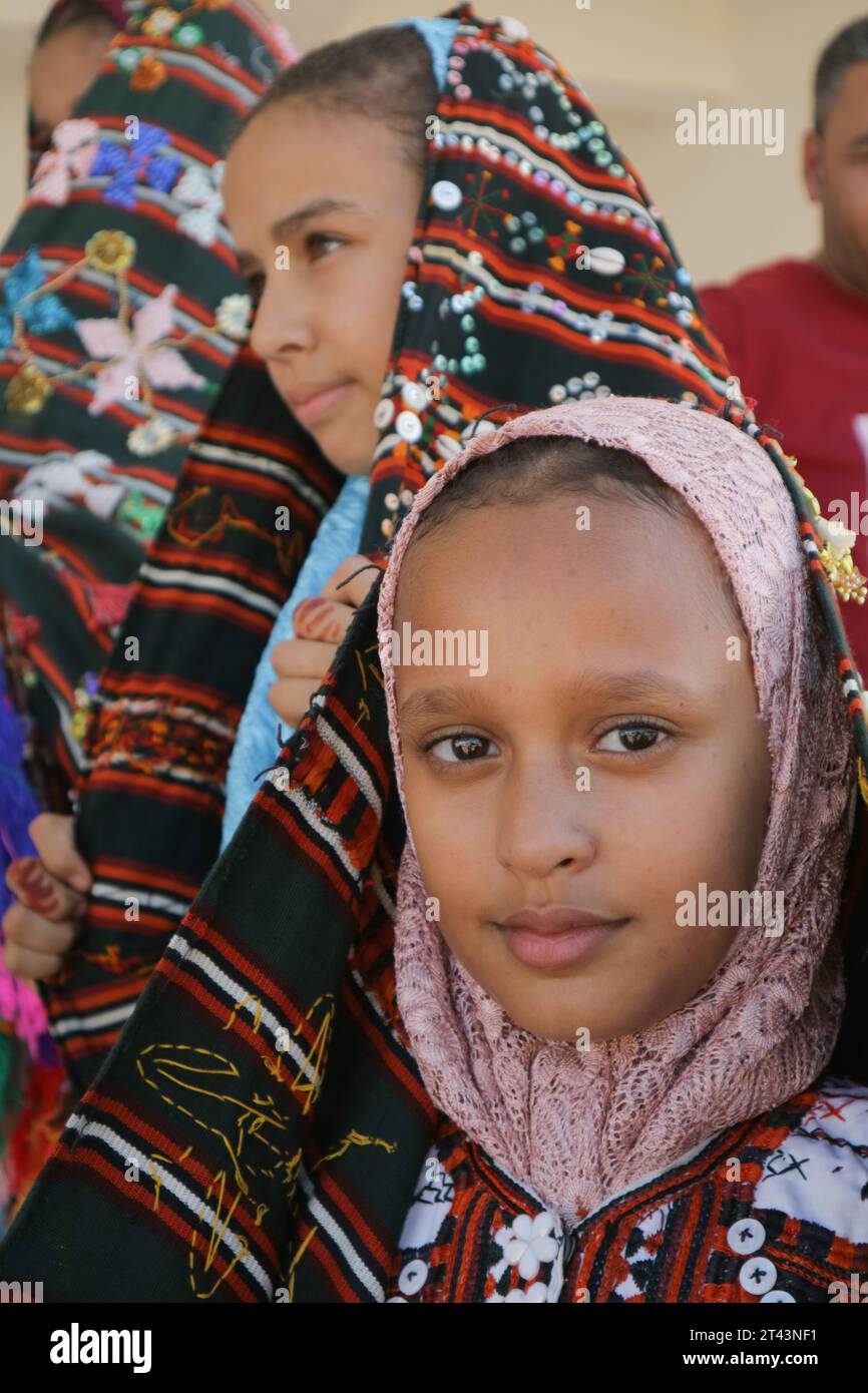 Une jeune fille locale porte le costume traditionnel de femme de Siwa Oasis. Banque D'Images