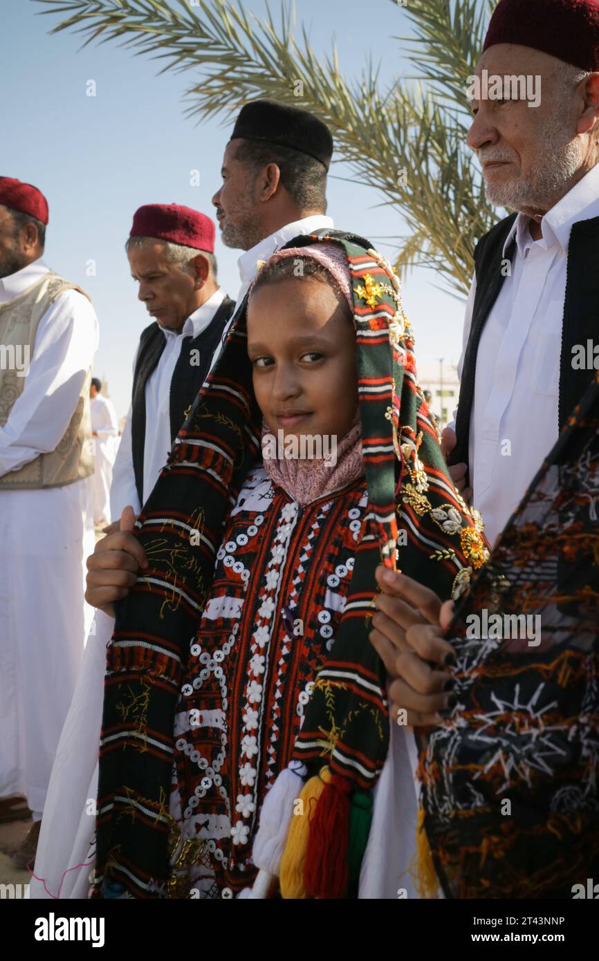 Une jeune fille locale porte le costume traditionnel de femme de Siwa Oasis. Banque D'Images