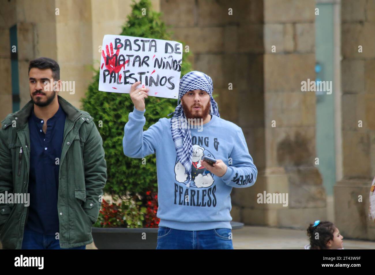 Aviles, Espagne. 28 octobre 2023. Un garçon porte une pancarte avec "Arrêtez de tuer les enfants palestiniens" pendant le rassemblement en faveur de la Palestine, fin du génocide, fin de l'occupation, le 28 octobre 2023, à Aviles, Espagne . (Photo Alberto Brevers/Pacific Press) crédit : Pacific Press Media production Corp./Alamy Live News Banque D'Images