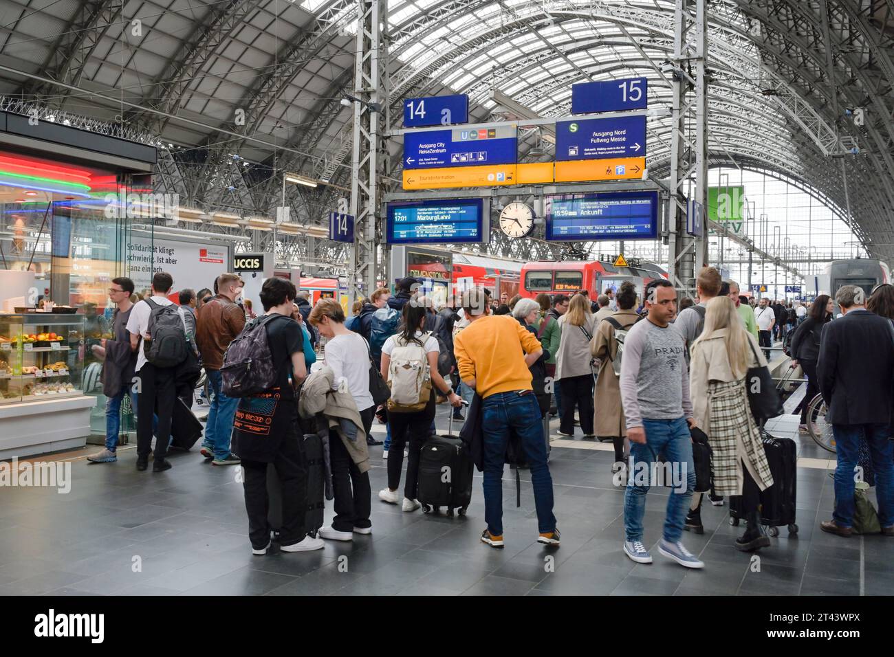 Reisende, WARTEN, Bahnsteig, Hauptbahnhof, Francfort, Hessen, Deutschland Banque D'Images