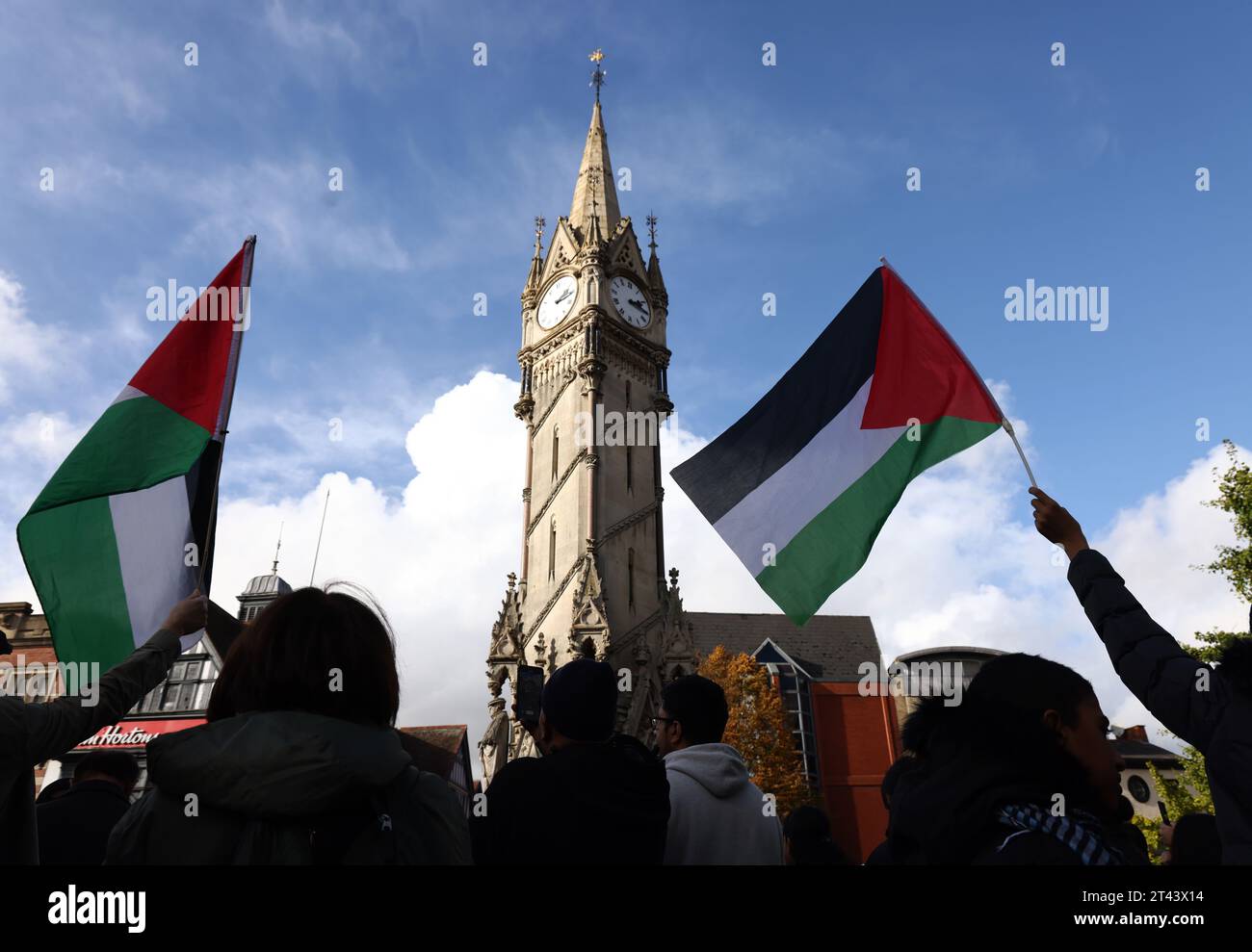 Leicester, Leicestershire, Royaume-Uni. 28 octobre 2023. Les manifestants brandissent des drapeaux lors d'une manifestation pro-palestinienne. Des dizaines de milliers de manifestants pro-palestiniens se sont rassemblés à Londres et dans tout le Royaume-Uni pour des rassemblements demandant instamment la fin des attaques israéliennes à Gaza. Crédit Darren Staples/Alamy Live News. Banque D'Images