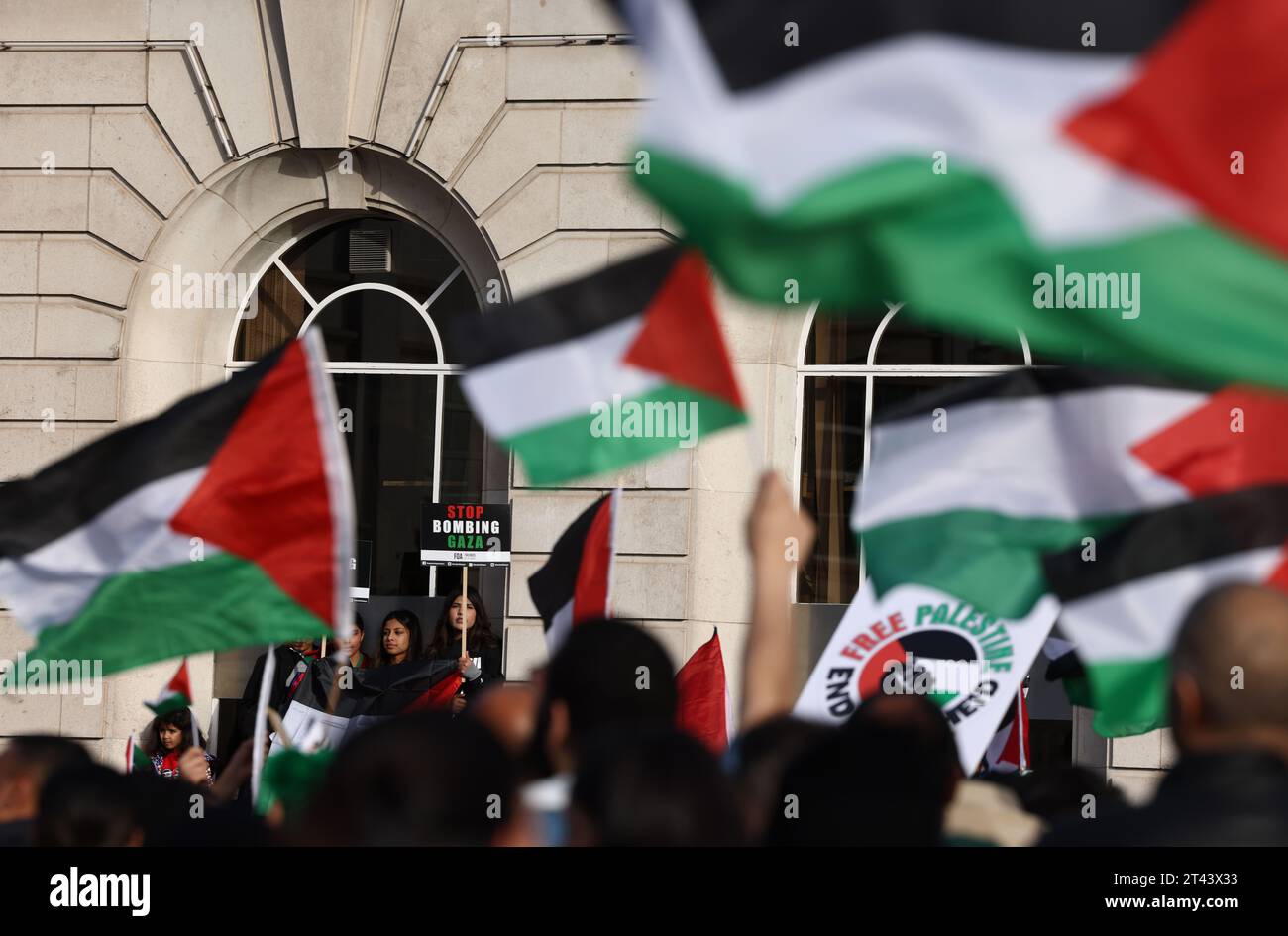 Leicester, Leicestershire, Royaume-Uni. 28 octobre 2023. Un manifestant tient une pancarte pendant une manifestation pro-palestinienne. Des dizaines de milliers de manifestants pro-palestiniens se sont rassemblés à Londres et dans tout le Royaume-Uni pour des rassemblements demandant instamment la fin des attaques israéliennes à Gaza. Crédit Darren Staples/Alamy Live News. Banque D'Images