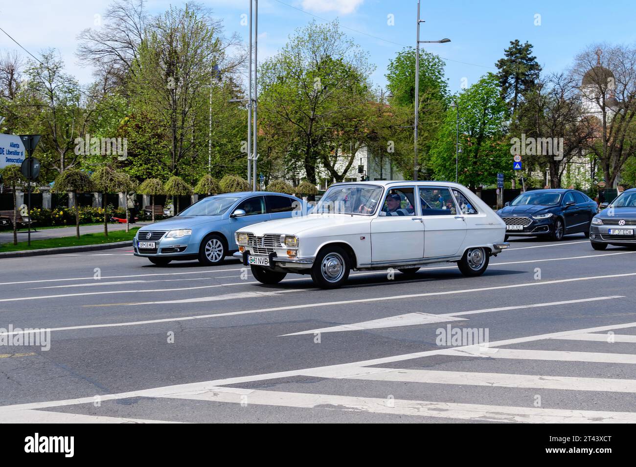 Bucarest, Roumanie, 24 avril 2021 ancienne voiture classique française Renault 16 TL rétro blanc garée dans une rue par un beau jour de printemps Banque D'Images