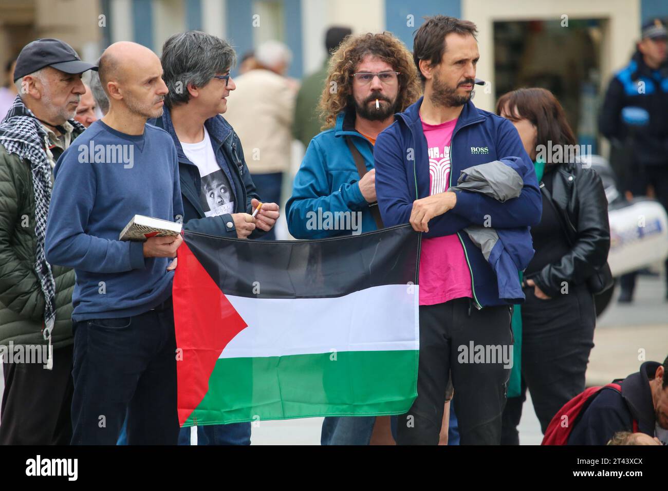 Aviles, Asturies, Espagne. 28 octobre 2023. Aviles, Espagne, 28 octobre 2023 : deux garçons arborent le drapeau de la Palestine lors du rassemblement de soutien à la Palestine, fin du génocide, fin de l'occupation, le 28 octobre 2023, à Aviles, Espagne. (Image de crédit : © Alberto Brevers/Pacific Press via ZUMA Press Wire) USAGE ÉDITORIAL SEULEMENT! Non destiné à UN USAGE commercial ! Banque D'Images