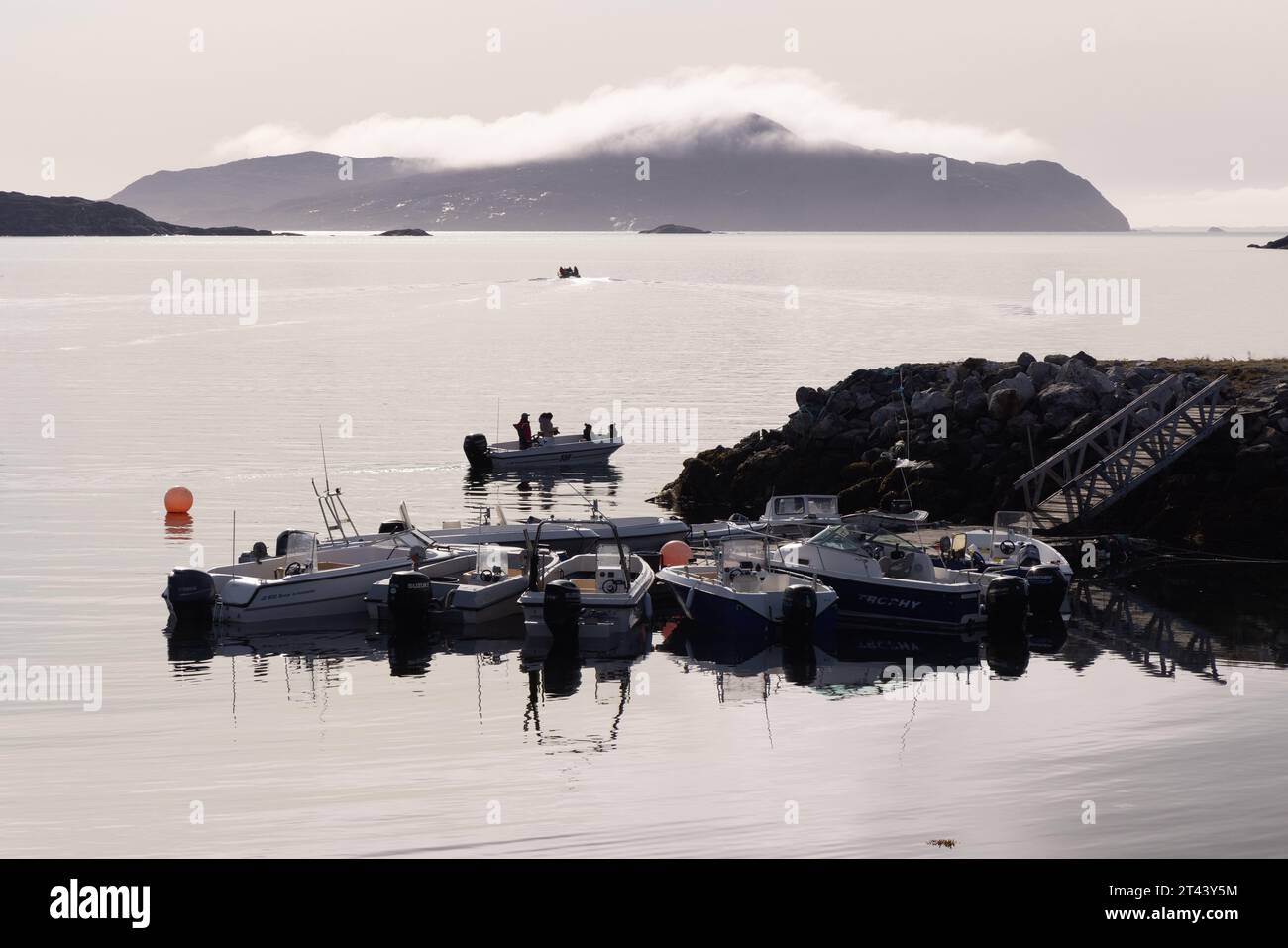 Paysage du Groenland - scène du soir dans le port de Nanortalik avec des bateaux et des nuages bas ; Nanortalik, Sud du Groenland, Europe. Voyage Banque D'Images