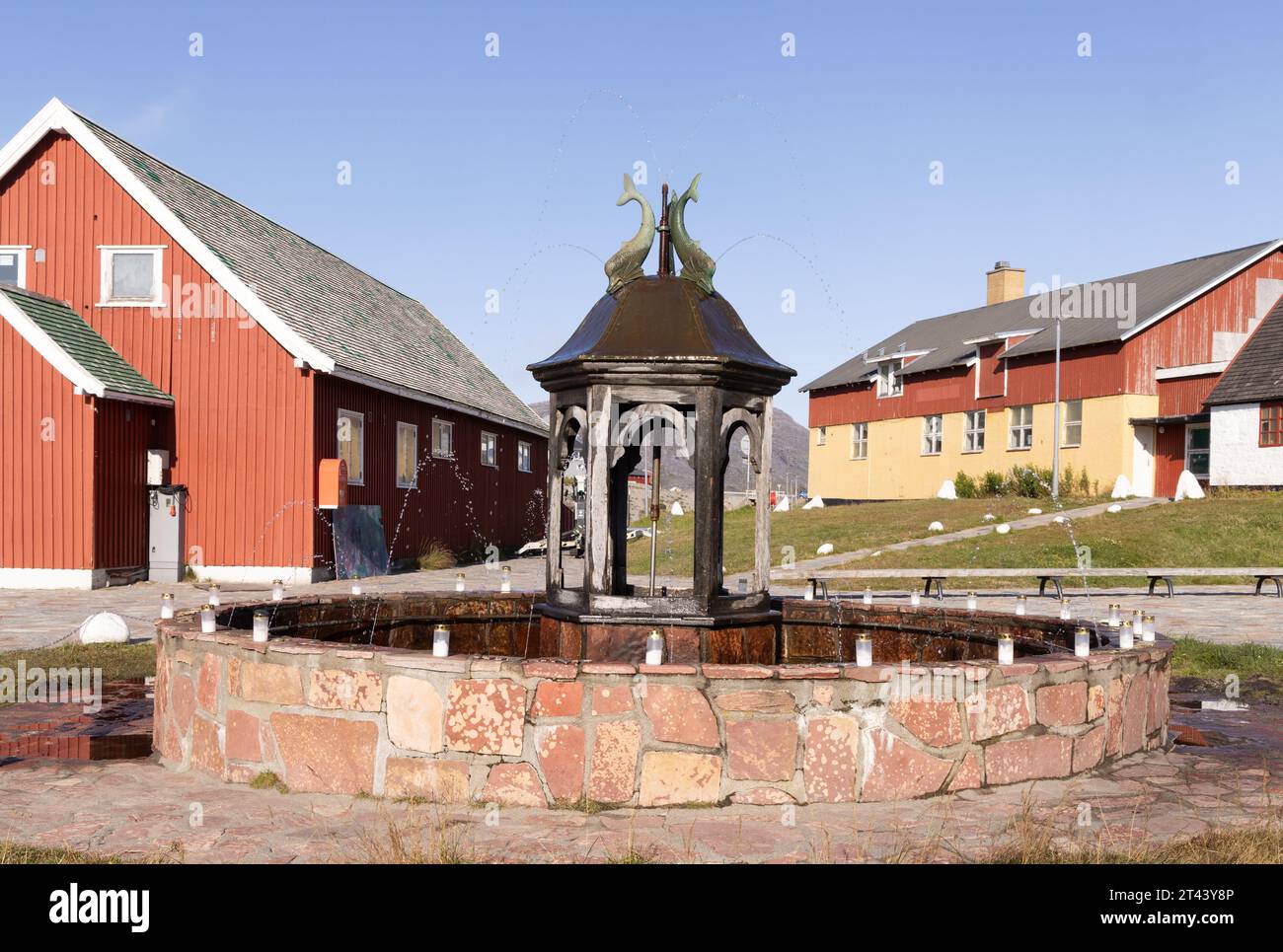 Qaqortoq Groenland - le centre-ville et la célèbre fontaine Memorial ; Qaqortoq, sud du Groenland, Arctique. Banque D'Images