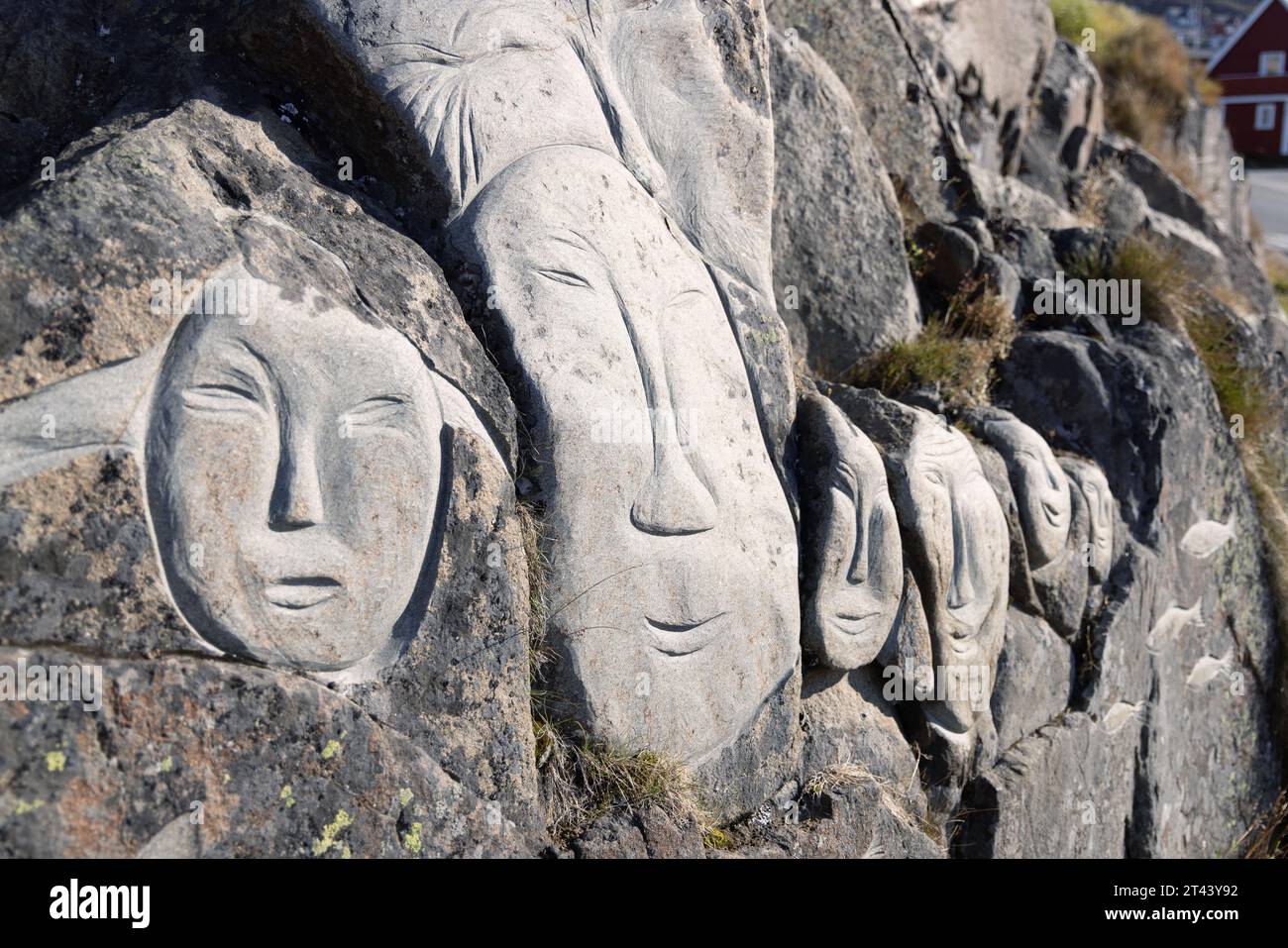 Art traditionnel inuit ; Stone faces, une partie de la galerie en plein air de sculpture en pierre « Stone and Man », Qaqortoq, Groenland Arctique Banque D'Images