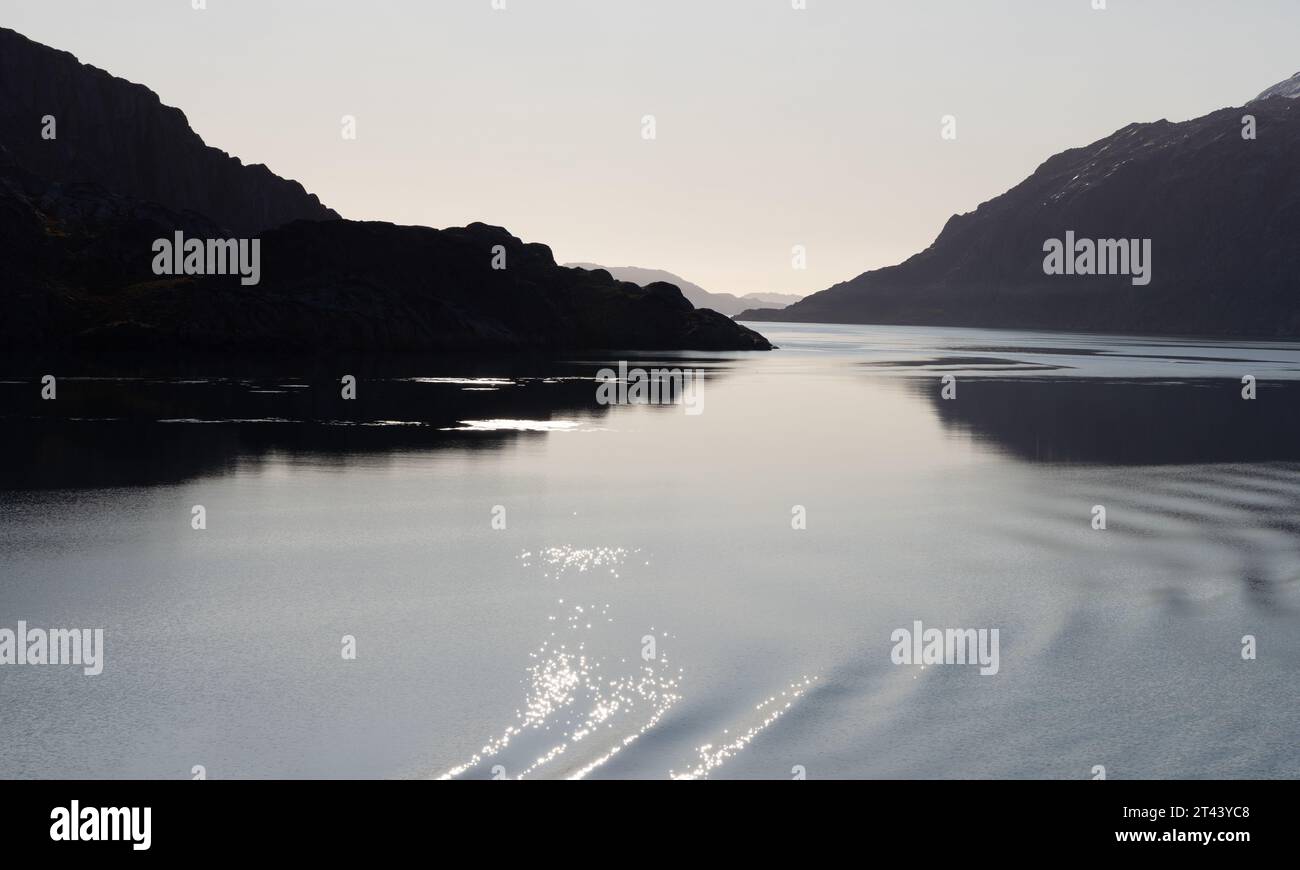 Paysage arctique - vue matinale du fjord Skjoldungen, Skjoldungen, Groenland. Paysage de l'est du Groenland. Banque D'Images