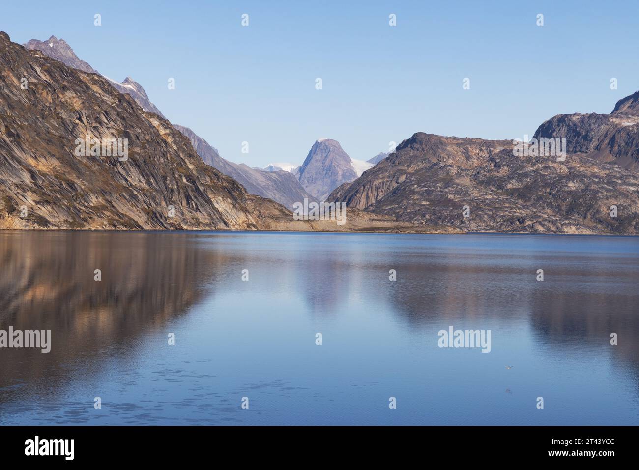 Paysage du Groenland. Skjoldungen Fjord, entouré de montagnes et de glaciers, Skjoldungen, est Groenland Europe. Voyage au Groenland et dans l'Arctique. Banque D'Images