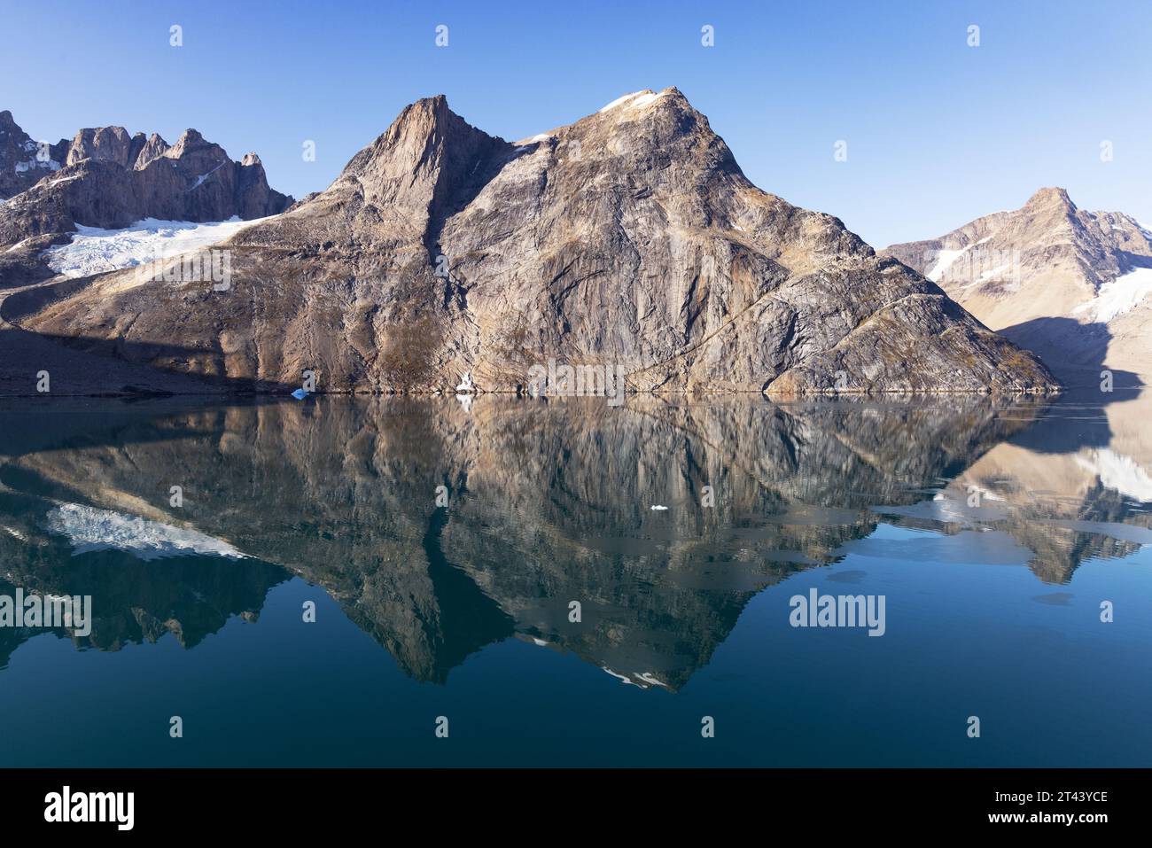 Paysage du Groenland. Skjoldungen Fjord, entouré de montagnes et de glaciers, Skjoldungen, est Groenland Europe. Voyage au Groenland et dans l'Arctique. Banque D'Images