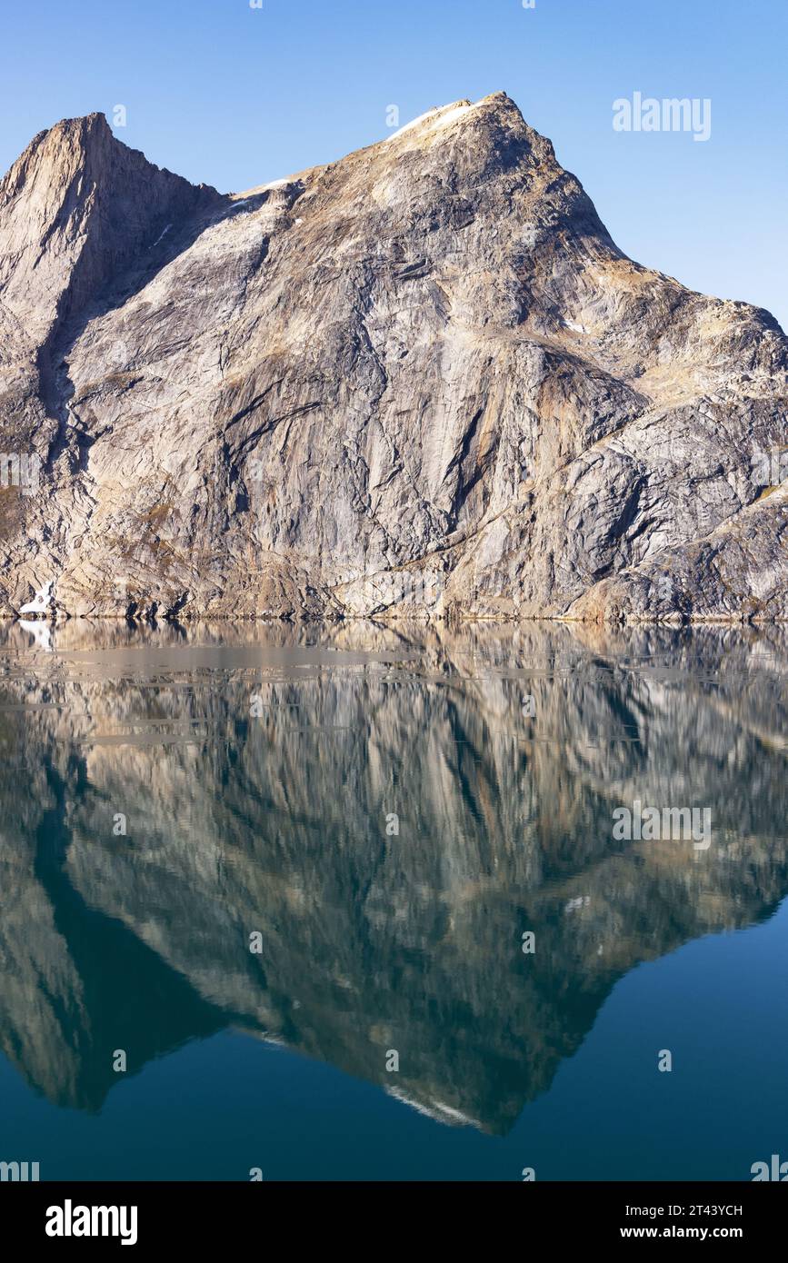 Reflet de montagne dans la symétrie de l'eau calme ; Skjoldungen fjord, Groenland Europe. Paysage, fjord et paysage du Groenland. Banque D'Images