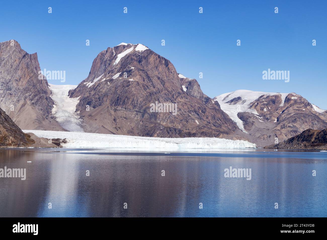 Glacier du Groenland ; le glacier Thrym à la fin du fjord Skjoldungen, Groenland oriental, par une journée ensoleillée en été ; Voyage du Groenland. Paysage du Groenland. Banque D'Images