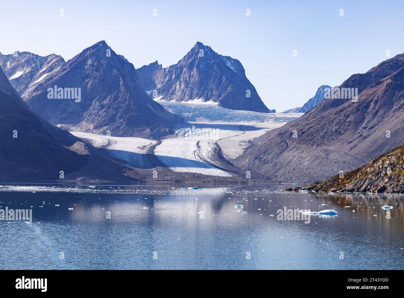 Fjord du Groenland - Skjoldungen fjord avec montagnes et glacier ; paysage de l'est du Groenland ; Groenland, Europe, voyage arctique. Banque D'Images