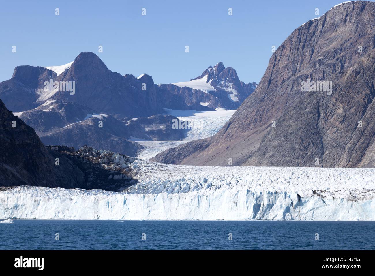 Glacier du Groenland ; le glacier Thrym à la fin du fjord Skjoldungen, Groenland oriental, par une journée ensoleillée en été ; Voyage du Groenland. Voyage arctique. Banque D'Images