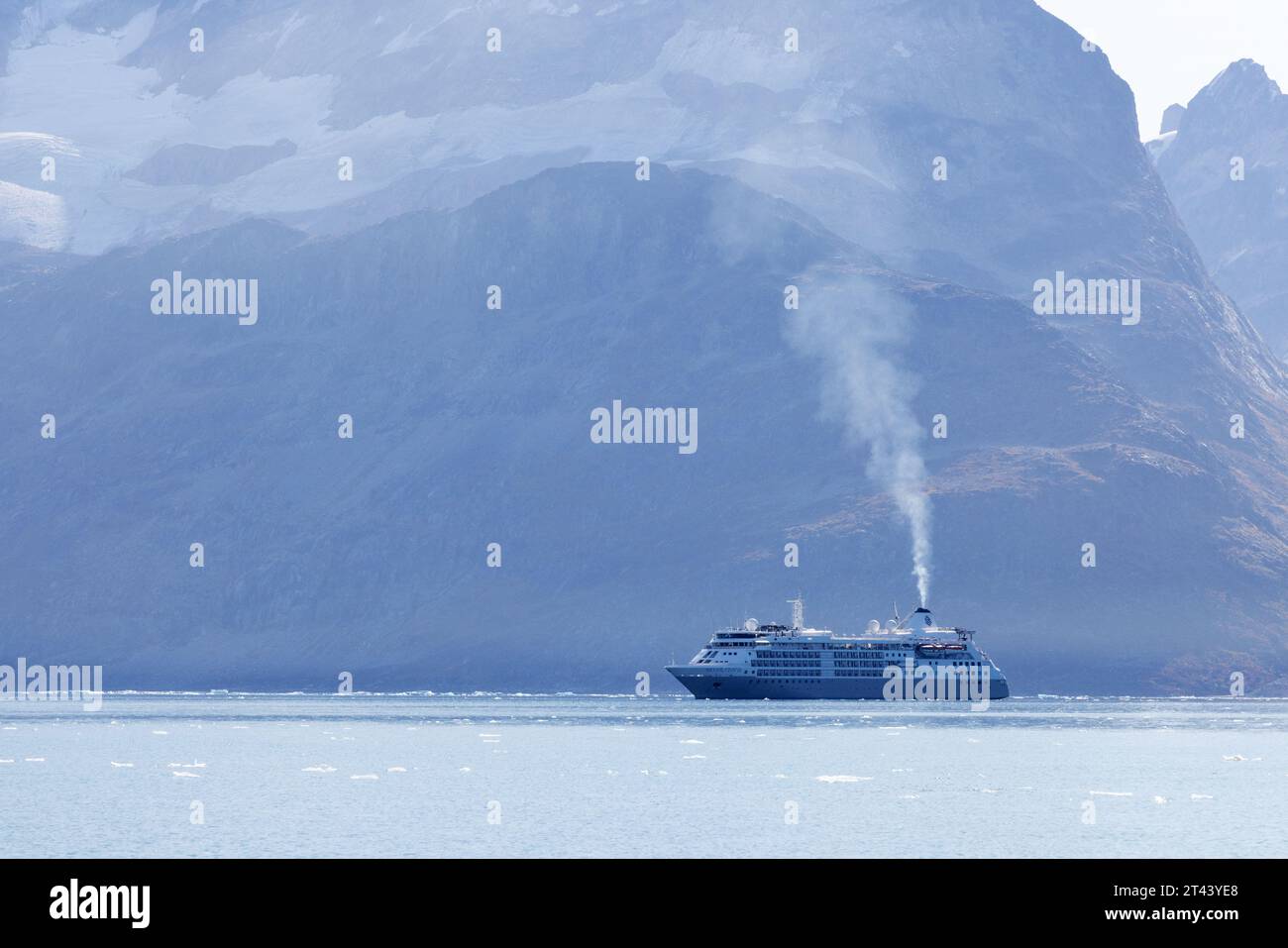 Silversea arctic Cruise - le paquebot de croisière Silversea Silver Cloud ancré dans le fjord Skjoldungen, dans l'est du Groenland. Voyage arctique. Banque D'Images