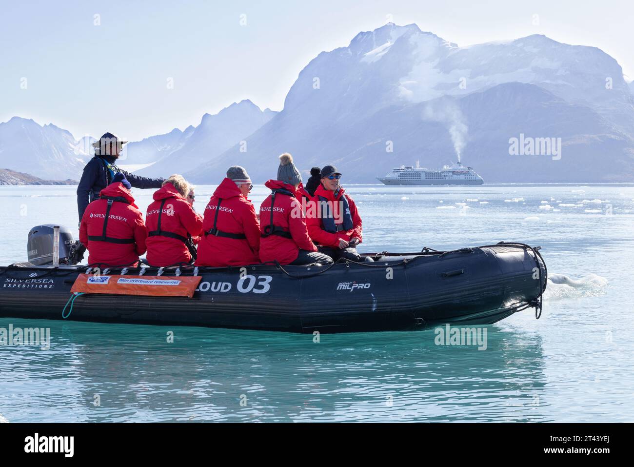 Silversea Cruise line Arctic Cruise - passagers dans un zodiac dans le fjord Skjoldungen, Groenland, avec le navire de croisière Silver Cloud , - Voyage Arctique Banque D'Images