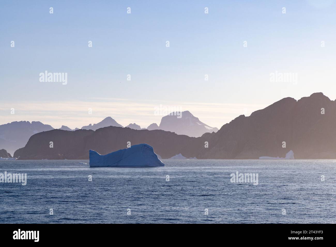 Paysage groenlandais avec iceberg ; fjord Skjoldungen, icebergs tôt le matin et montagnes ; Europe orientale du Groenland. Voyage au Groenland, paysage arctique Banque D'Images