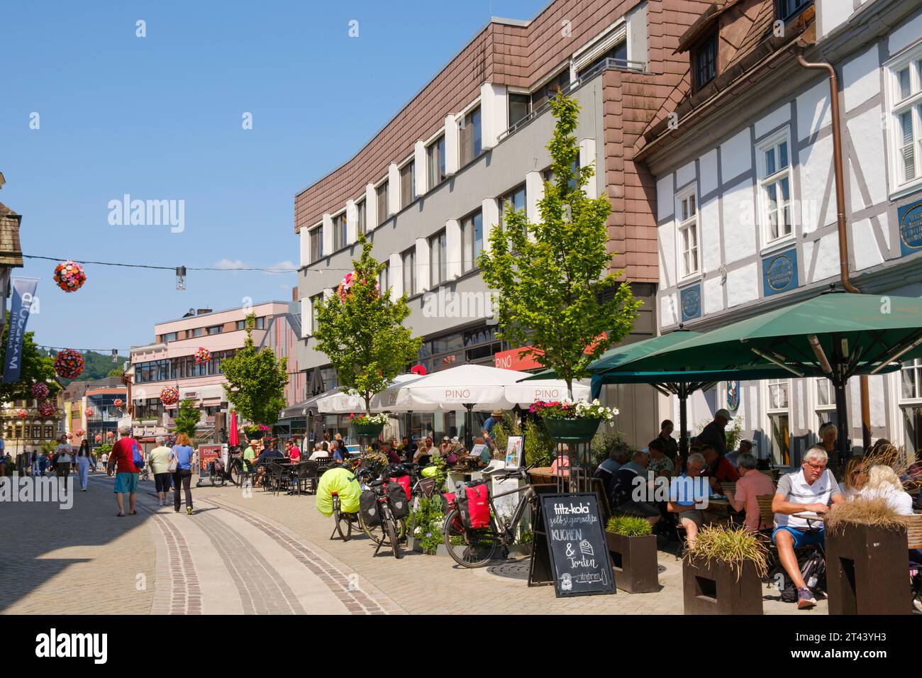 Les gens dans la zone piétonne de la ville de Höxter Banque D'Images