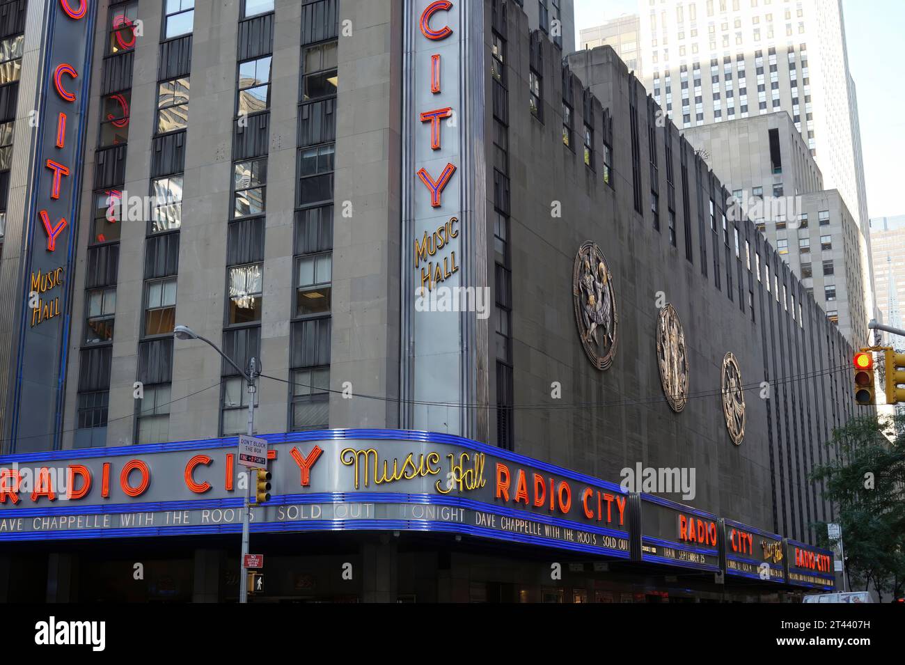 New York, État de New York, États-Unis 28 09 2013 - en gros plan sur New York, radio City concert hall bâtiment sur Broadway Streets pendant la journée. Banque D'Images