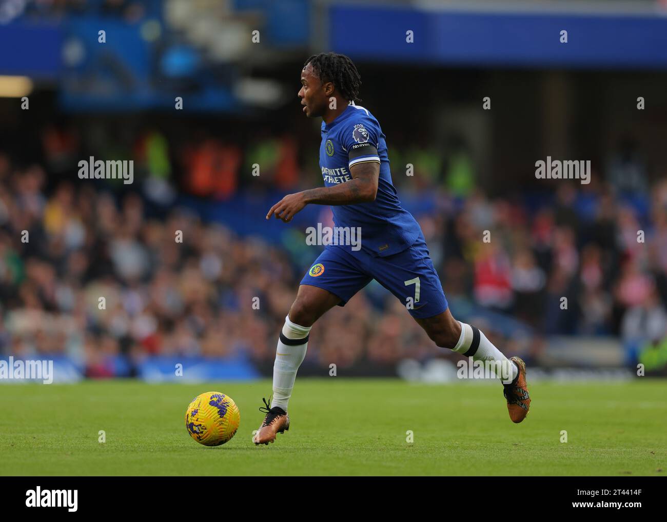 28 octobre 2023 ; Stamford Bridge, Chelsea, Londres, Angleterre : Premier League football, Chelsea contre Brentford ; Raheem Sterling de Chelsea sur le ballon Banque D'Images
