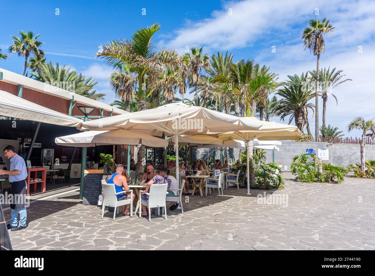 Restaurant extérieur à Playa de Martiánez, Puerto de la Cruz, Tenerife, îles Canaries, Royaume d'Espagne Banque D'Images