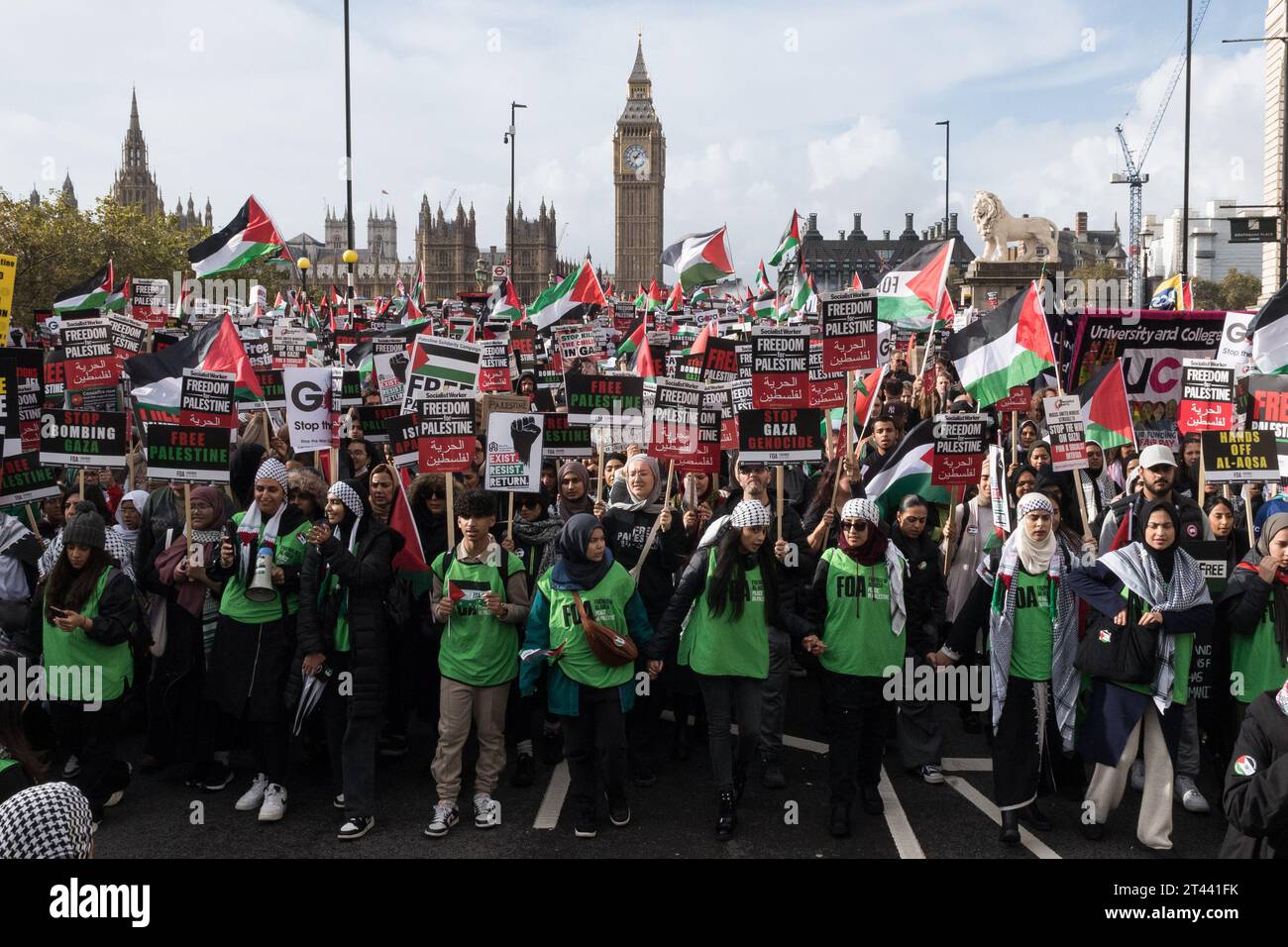 Londres, Royaume-Uni. 28 octobre 2023. Des dizaines de milliers de manifestants marchent sur le pont de Westminster en solidarité avec le peuple palestinien et pour exiger un cessez-le-feu immédiat pour mettre fin à la guerre à Gaza. Plus de 7 000 Palestiniens et 1 400 Israéliens sont morts depuis que le dernier conflit entre Israël et le Hamas a commencé il y a trois semaines, lorsque le Hamas a lancé la plus grande attaque contre le territoire israélien depuis des décennies. Crédit : Wiktor Szymanowicz/Alamy Live News Banque D'Images