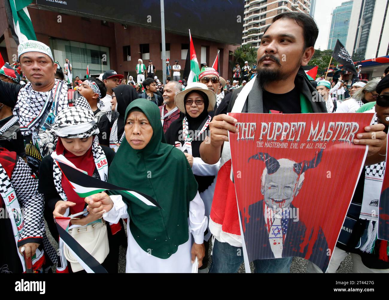 Kuala Lumpur, Malaisie. 28 octobre 2023. (NOTE DE LA RÉDACTION : l'image contient des blasphèmes) Un manifestant tenant une pancarte vu marcher vers l'ambassade des États-Unis d'Amérique pour montrer sa solidarité avec le peuple palestinien à Kuala Lumpur. Le rassemblement pacifique doit appeler à la fin du conflit israélo-palestinien. (Photo de Wong Fok Loy/SOPA Images/Sipa USA) crédit : SIPA USA/Alamy Live News Banque D'Images