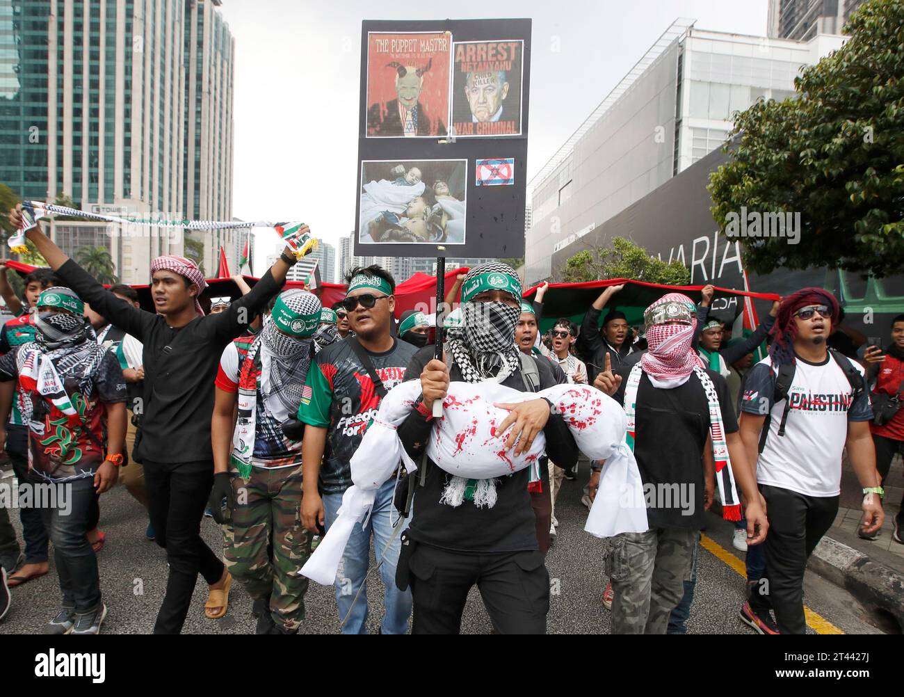 Kuala Lumpur, Malaisie. 28 octobre 2023. (NOTE DE LA RÉDACTION : l'image contient du contenu graphique) manifestants transportant un faux cadavre en marche vers l'ambassade des États-Unis d'Amérique pour montrer leur solidarité avec le peuple palestinien à Kuala Lumpur. Le rassemblement pacifique doit appeler à la fin du conflit israélo-palestinien. (Photo de Wong Fok Loy/SOPA Images/Sipa USA) crédit : SIPA USA/Alamy Live News Banque D'Images